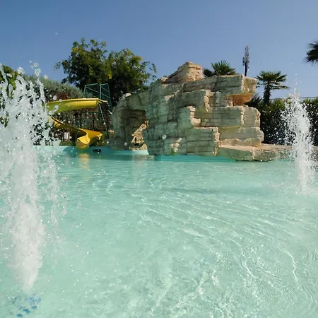 مكان تخييم Happy Camp Mobile Homes In ريتشيوني