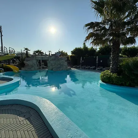 Happy Camp Mobile Homes In キャンプ場 *